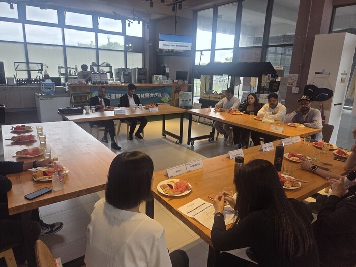 The India Taipei Association delegation engages in a face-to-face dialogue with students at National Dong Hwa University.
