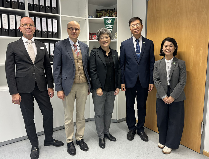 和漢堡大學法學院院長Prof. Dr. Tilman Repgen、副院長Prof. Dr. Markus Kotzur合影Image