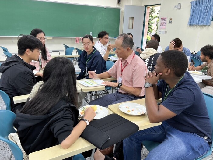張德勝主任秘書與學生探討性別議題圖片