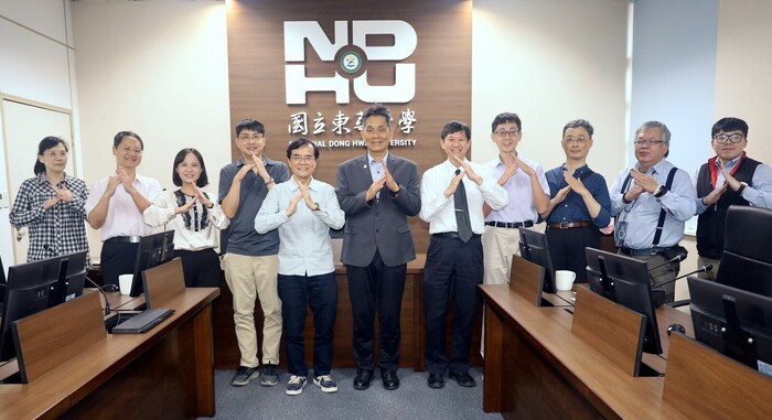 Kinsus Interconnect Technology values talent as its foundation and invites participants to pose with the '人' (human) gesture.