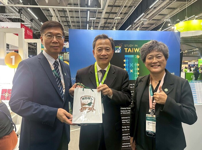 與駐瑞典代表處谷瑞生大使合影圖片