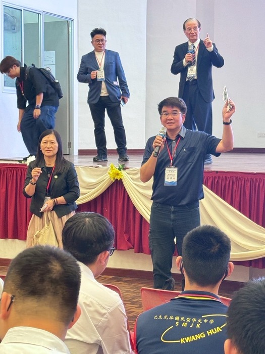 東華大學積極宣傳特色優勢，透過與學生面對面互動，簡報與現場問答圖片