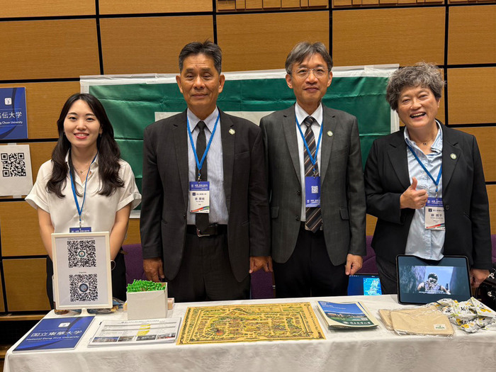 東華大學代表團在展位前合影圖片