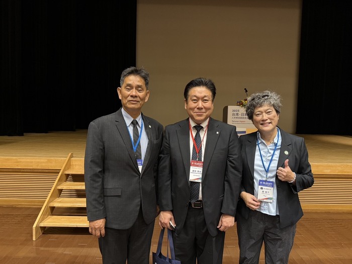 東華大學代表團與熊本縣教育委員會市町村教育局長藤岡寬成先生（HIROSHIGE FUJIOKA）合影圖片