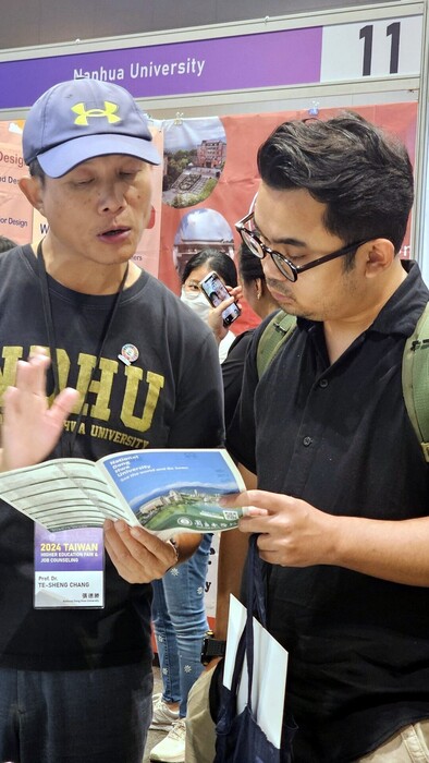 東華畢業泰國校友們與參加展會的張德勝主任秘書及管理學院許芳銘院長合照