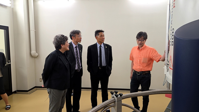 代表團參訪JAIST校園，並聆聽相關簡介圖片