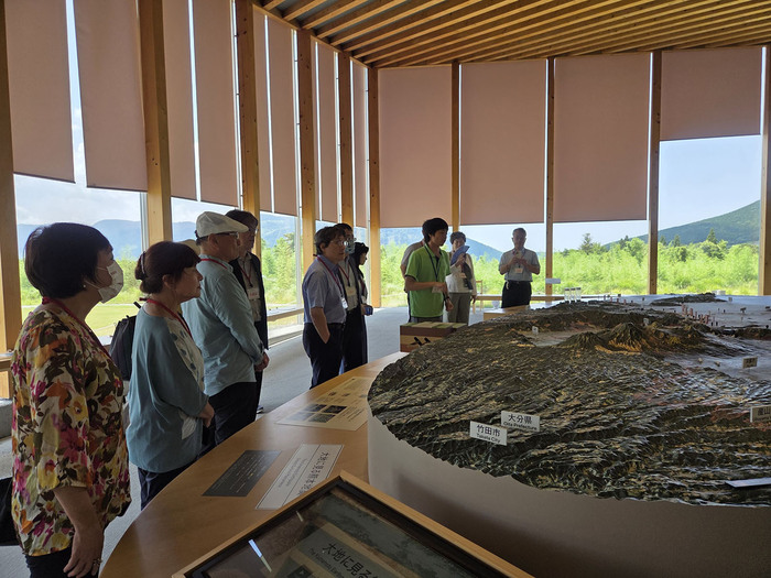 東華大學代表團參觀熊本的KIOKU地震博物館，並聆聽導覽說明圖片