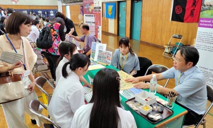 理工學院黃武元院長向家長及學生介紹學校環境，獲得熱烈回應