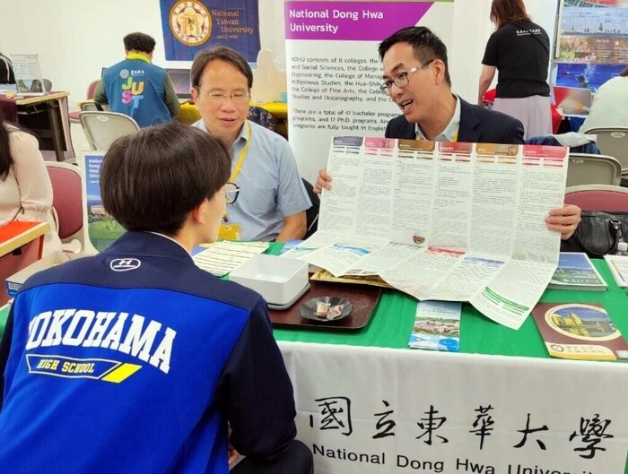 學生專注聆聽原住民民族學院石忠山院長介紹東華多元特色